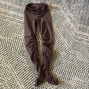 ALO YOGA idol leggings in Burgundy xxs
